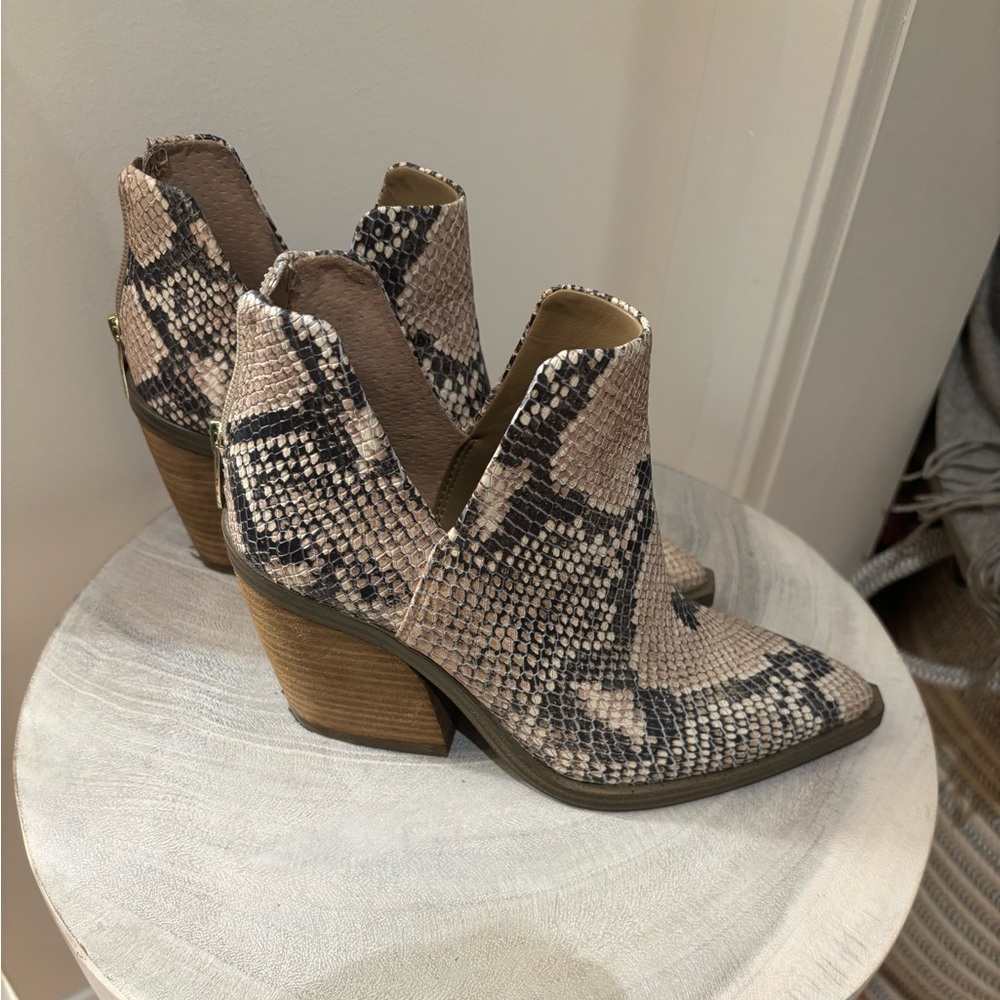 Size 5 Vince Camuto booties
